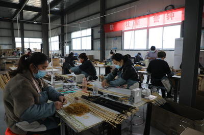 檔發(fā)產(chǎn)業(yè)與電子商務助力椹澗鄉(xiāng)水潮店村群眾就業(yè)增收